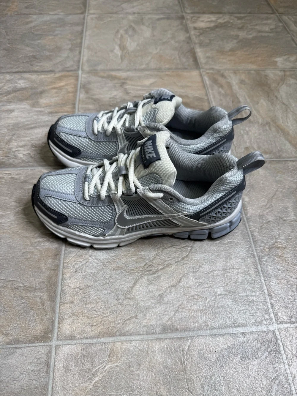 Nike Zoom Vomero 5 Pure Platinum GS Shoe Size 4Y Gray HF6909-002 Preowned